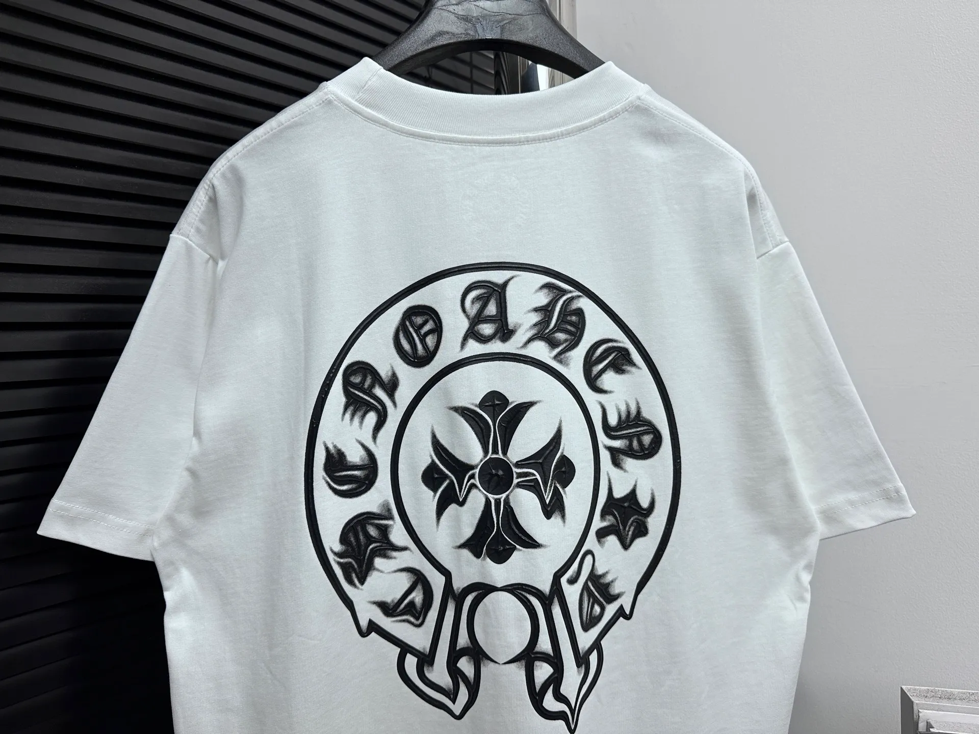 ￼🅿️170 【ChromeHearts】Chrome Hearts 25ss stretched round neck T-shirt Original fabric Official same style Short-sleeved T-shirt Customized 260g vat-dyed fabric Very comfortable to the touch Latest brick cabinet synchronization for spring and summer Fashionable and personalized Super versatile and good-looking Very suitable for both men and women A must-have style Tag Collar label Washed wheat Complete with three labels Color: Black White Size: XS-L